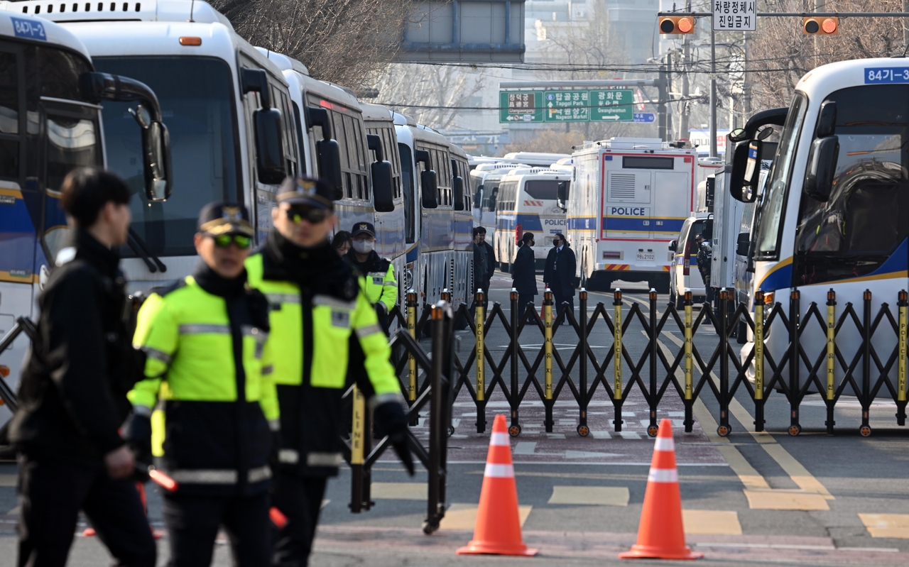 Police officers are dispatched at the Constitutional Court in central Seoul, Thursday. (Lee Sang-sub/The Korea Herald)
