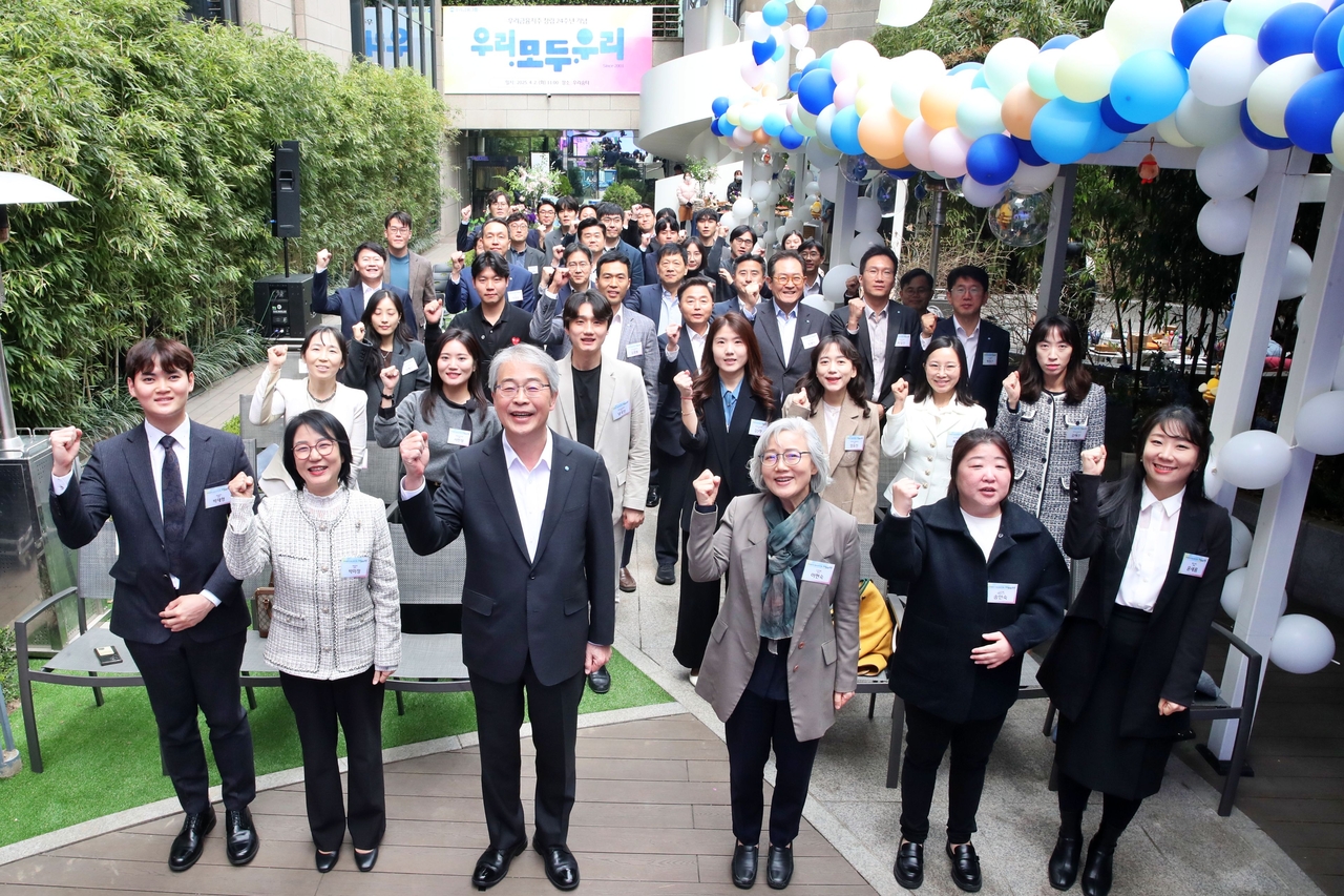 임종룡(앞줄 왼쪽 세 번째) 우리금융그룹 회장이 지난 2일 우리금융지주 창립 24주년 기념식에서 참석자들과 기념촬영을 하고 있다.  [우리금융그룹 제공]