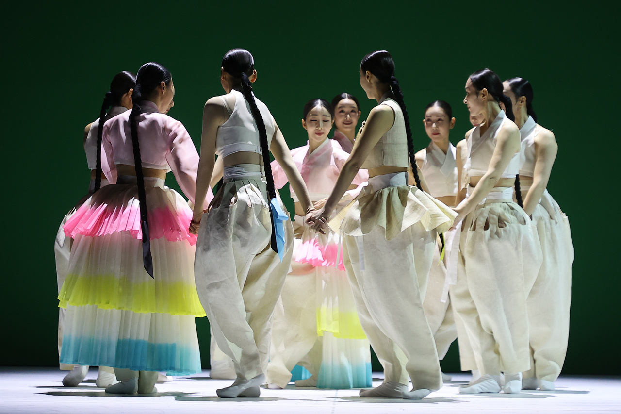 Dancers of the National Dance Company of Korea rehearse a scene from "Beauty" during an open rehersal at the National Theater of Korea's Haeoreum Grand Theater on Wednesday. (Yonhap)
