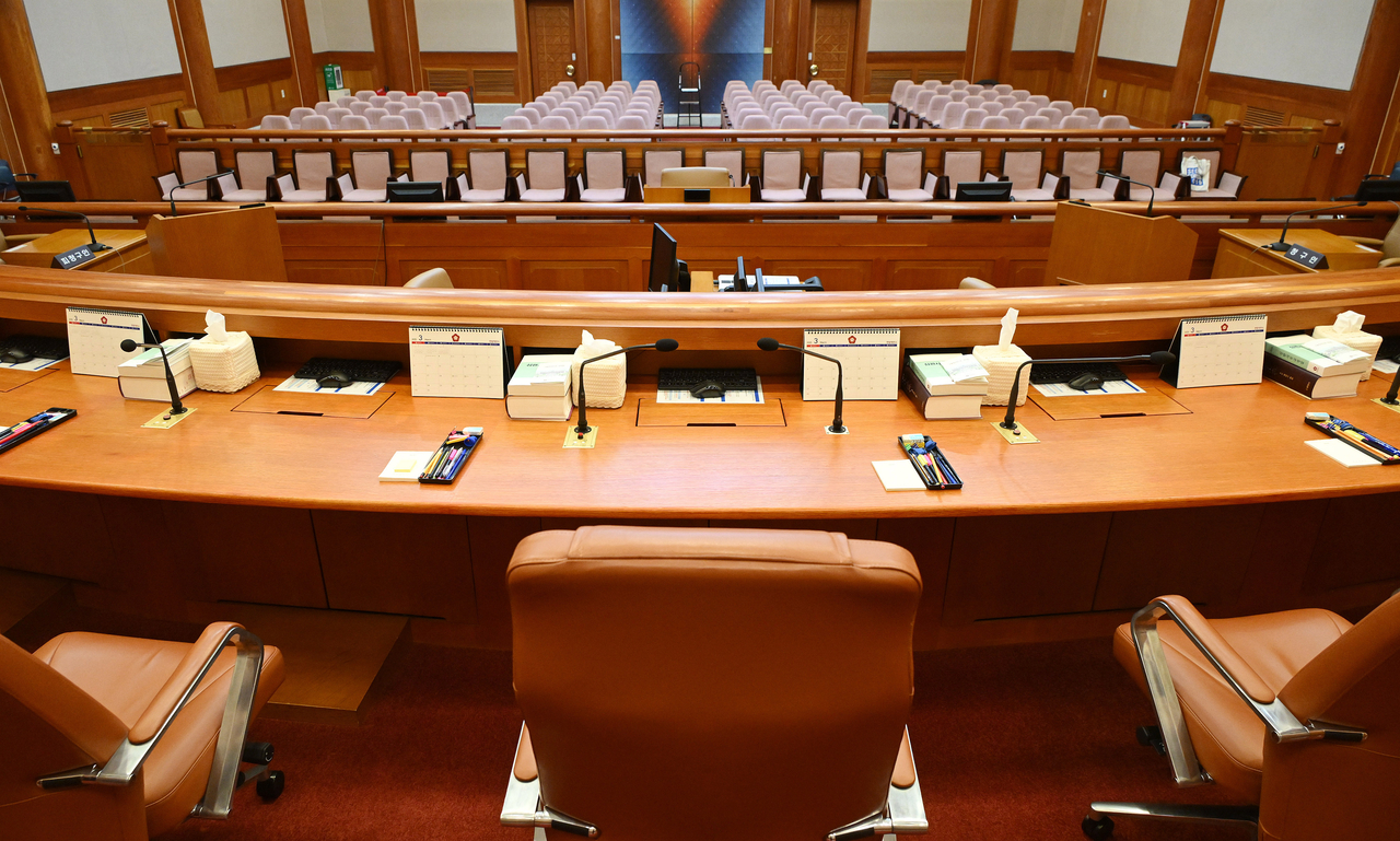 The courtroom of the Constitutional Court sits vacant. The top court is to deliver its much-awaited verdict on President Yoon Suk Yeol's impeachment trial at 11 a.m. Friday. (Yonhap)