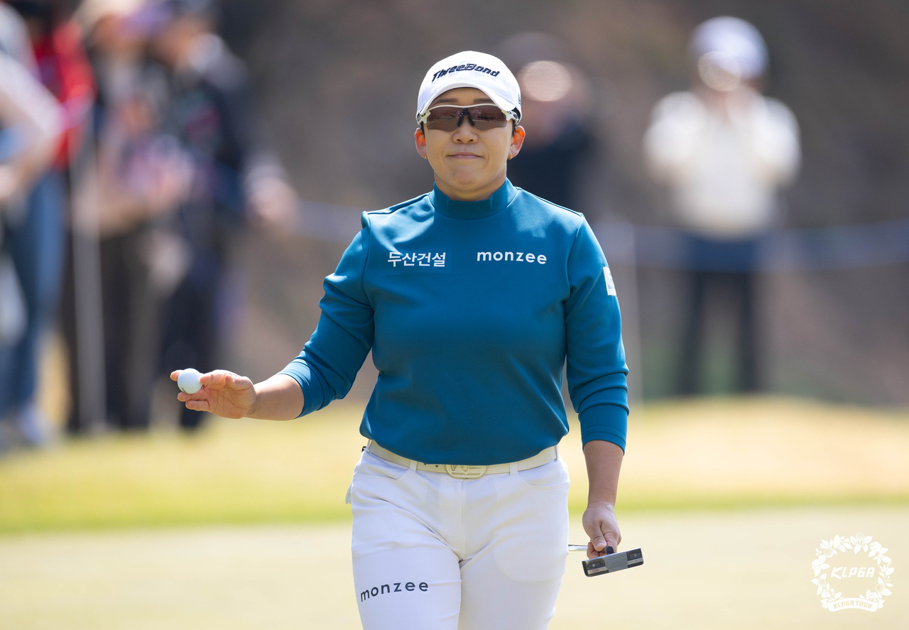 신지애가 4일 KLPGA 투어 두산건설 위브 챔피언십 2라운드 16번홀에서 홀아웃을 하고 있다.   [KLPGA 제공]