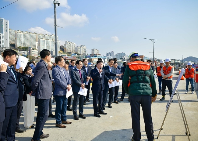 정기명 여수시장이 4일 세계 최고급 브랜드 호텔이 들어설 여수 경도 진입도로 공사 현장을 살펴보고 있다. [여수시 제공]