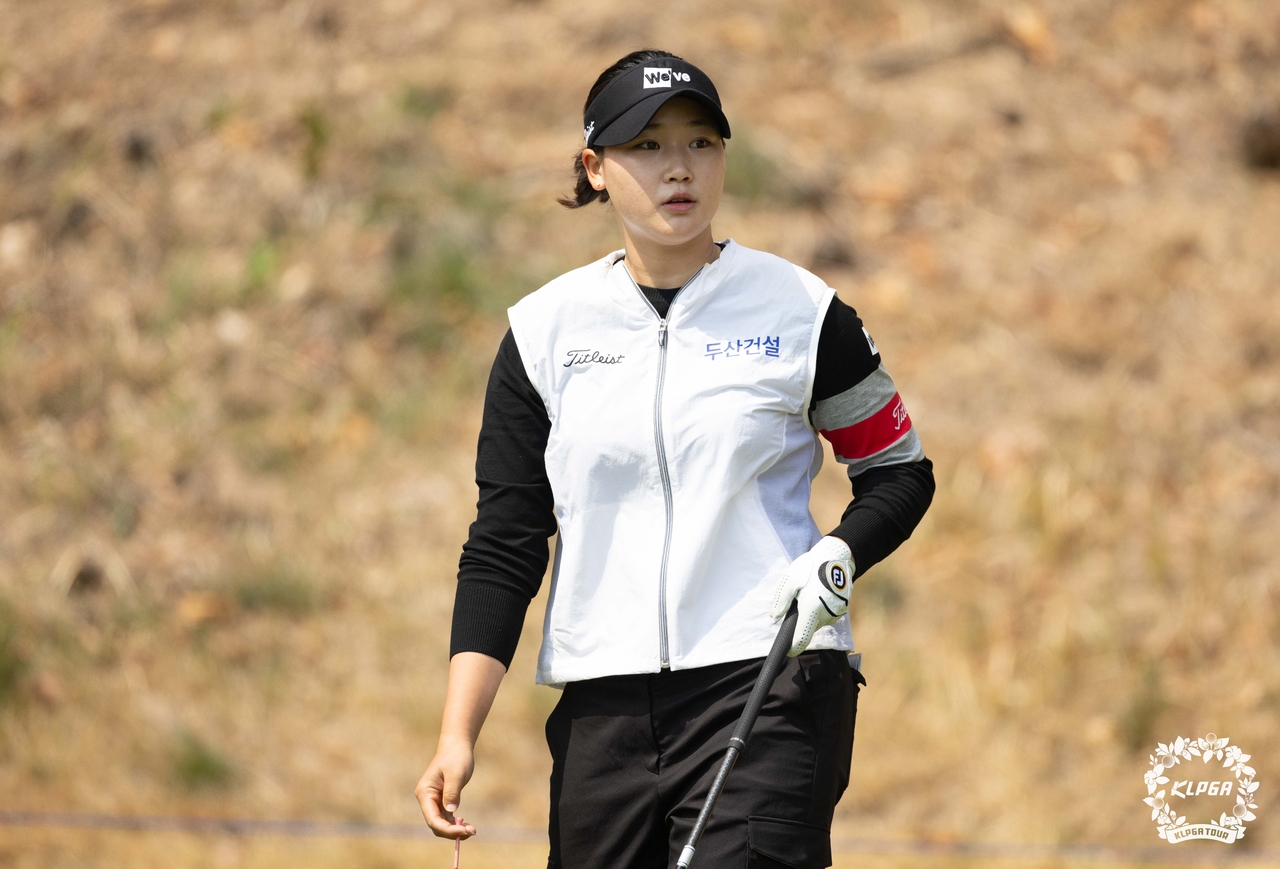 김민솔이 4일 KLPGA 투어 두산건설 위브 챔피언십 2라운드에서 16번홀 티샷을 한 후 타구를 바라보고 있다.   [KLPGA 제공]
