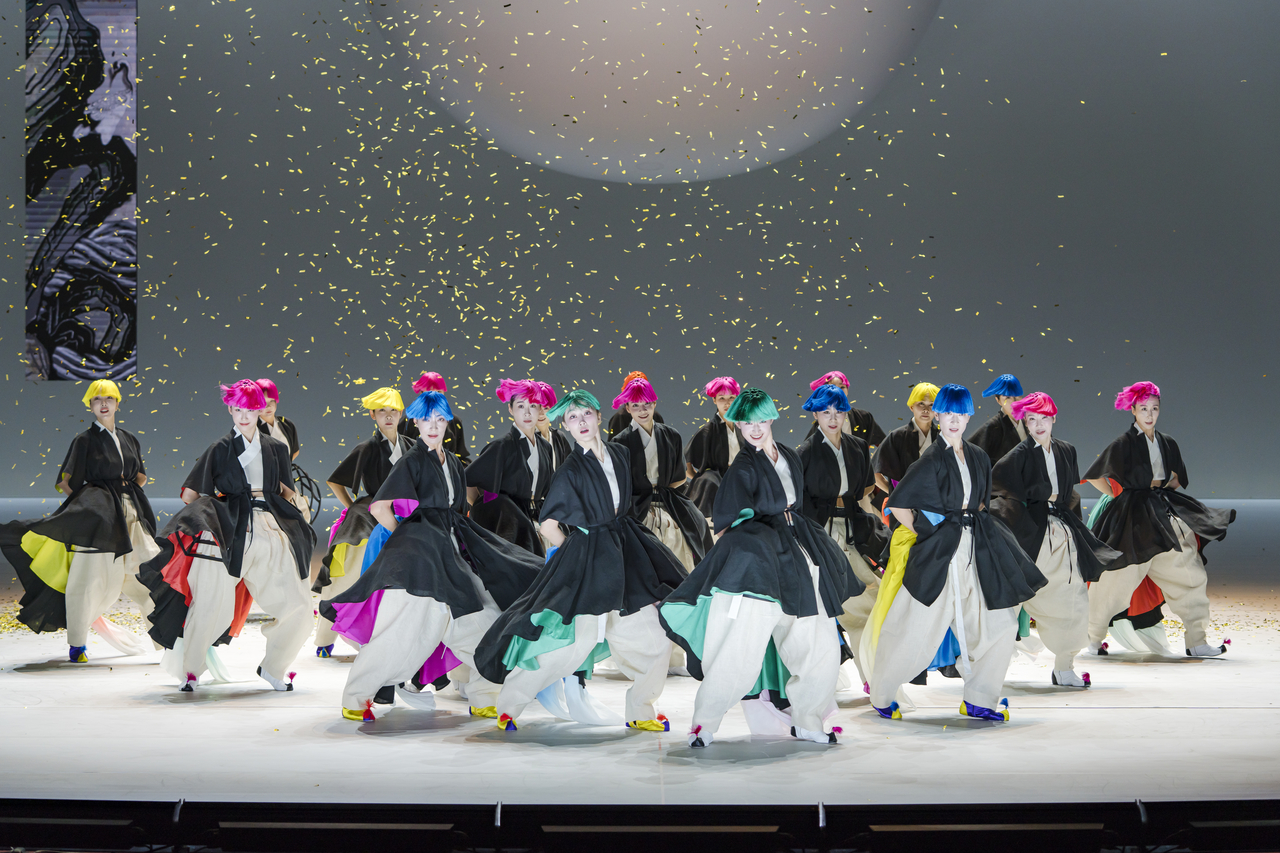 Dancers of the National Dance Company of Korea rehearse a scene from "Beauty" during an open rehersal at the National Theater of Korea's Haeoreum Grand Theater on Wednesday. (National Theater of Korea)