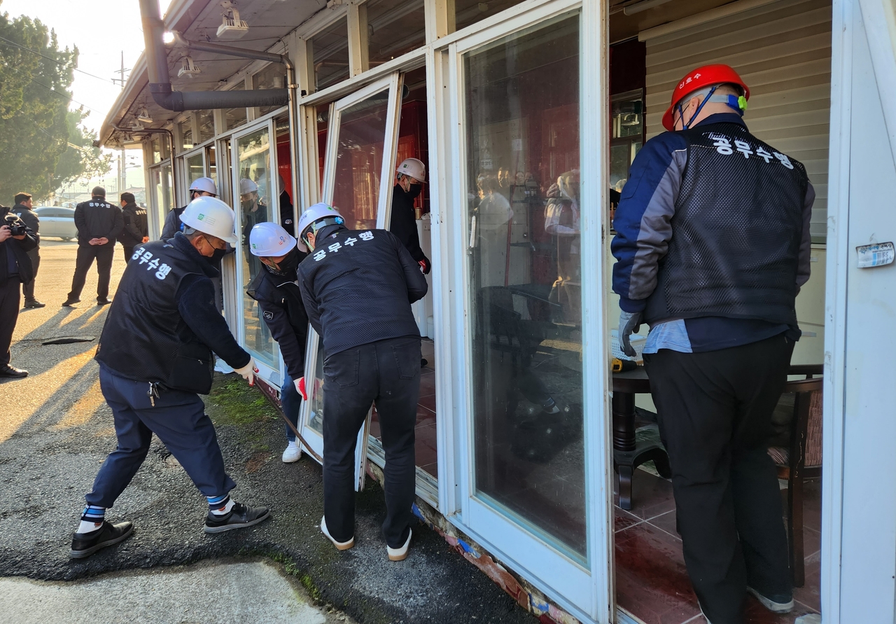 경기 파주시 연풍리 성매매집결지 내 불법 건축물에 대한 행정대집행이 진행되고 있다.[뉴시스]