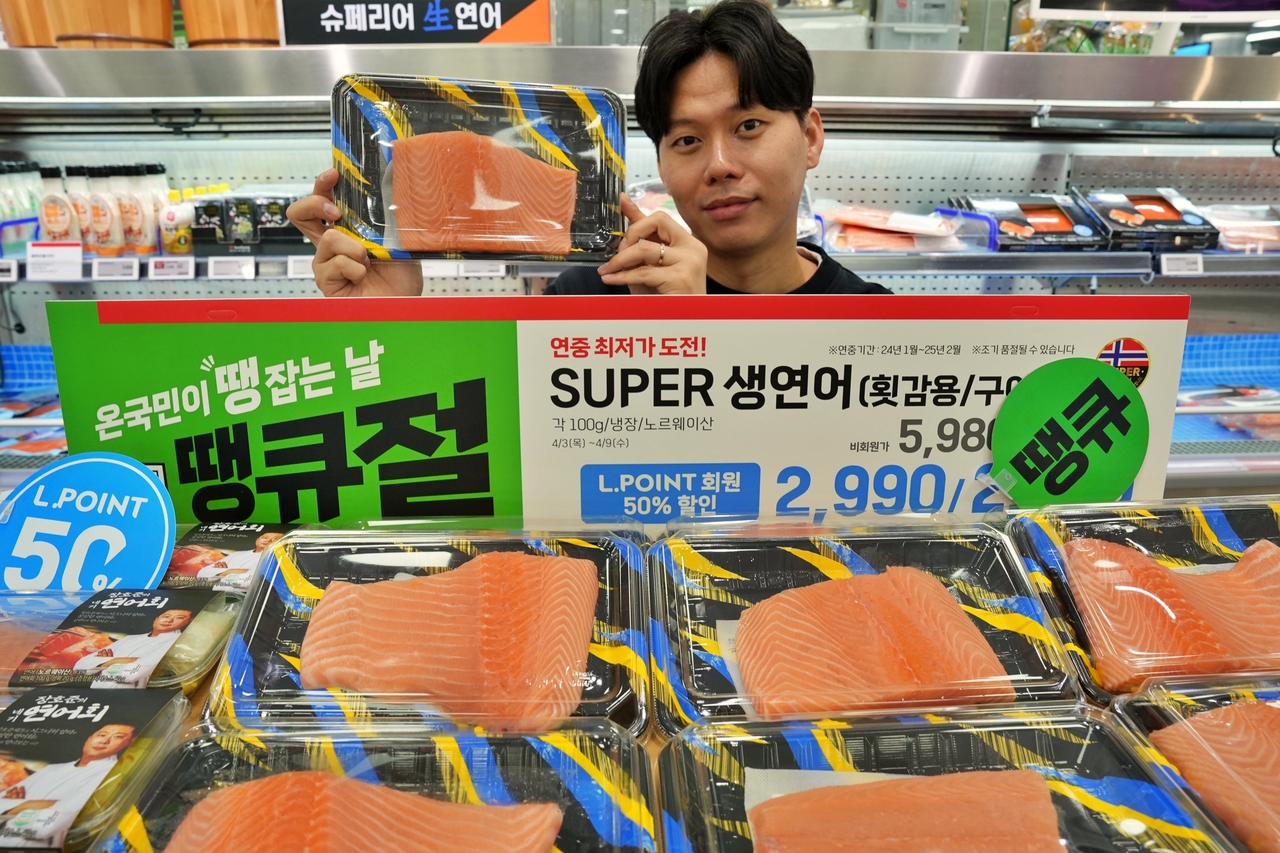 롯데마트 제타플렉스 잠실점 수산코너에서 2990원 연어를 홍보하는 MD(상품기획자)의 모습 [롯데마트 제공]