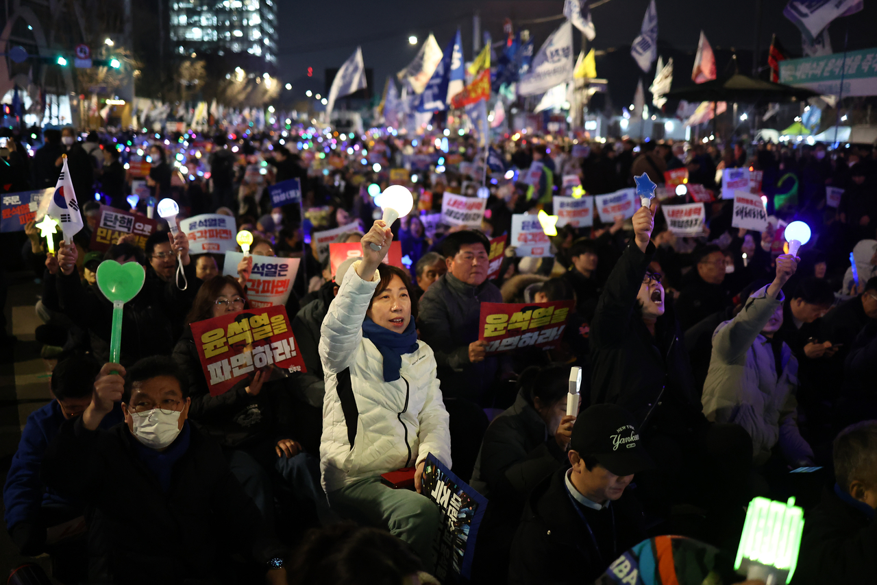 Protesters call for President Yoon Suk Yeol's removal from office at a rally in central Seoul on Thursday.  (Yonhap)