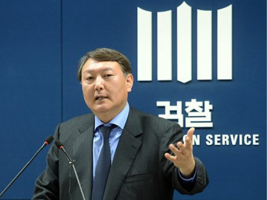 In this file photo dated May 19, 2017, Yoon addresses prosecutors as the chief of  the Seoul Central Prosecutors' Office. (Herald DB)