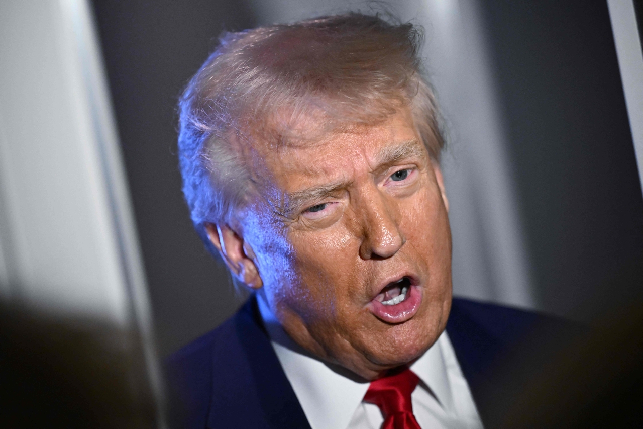 US President Donald Trump speaks to reporters while in flight on board Air Force One, en route to Miami, Florida on April 3, 2025.  (Yonhap-AFP)