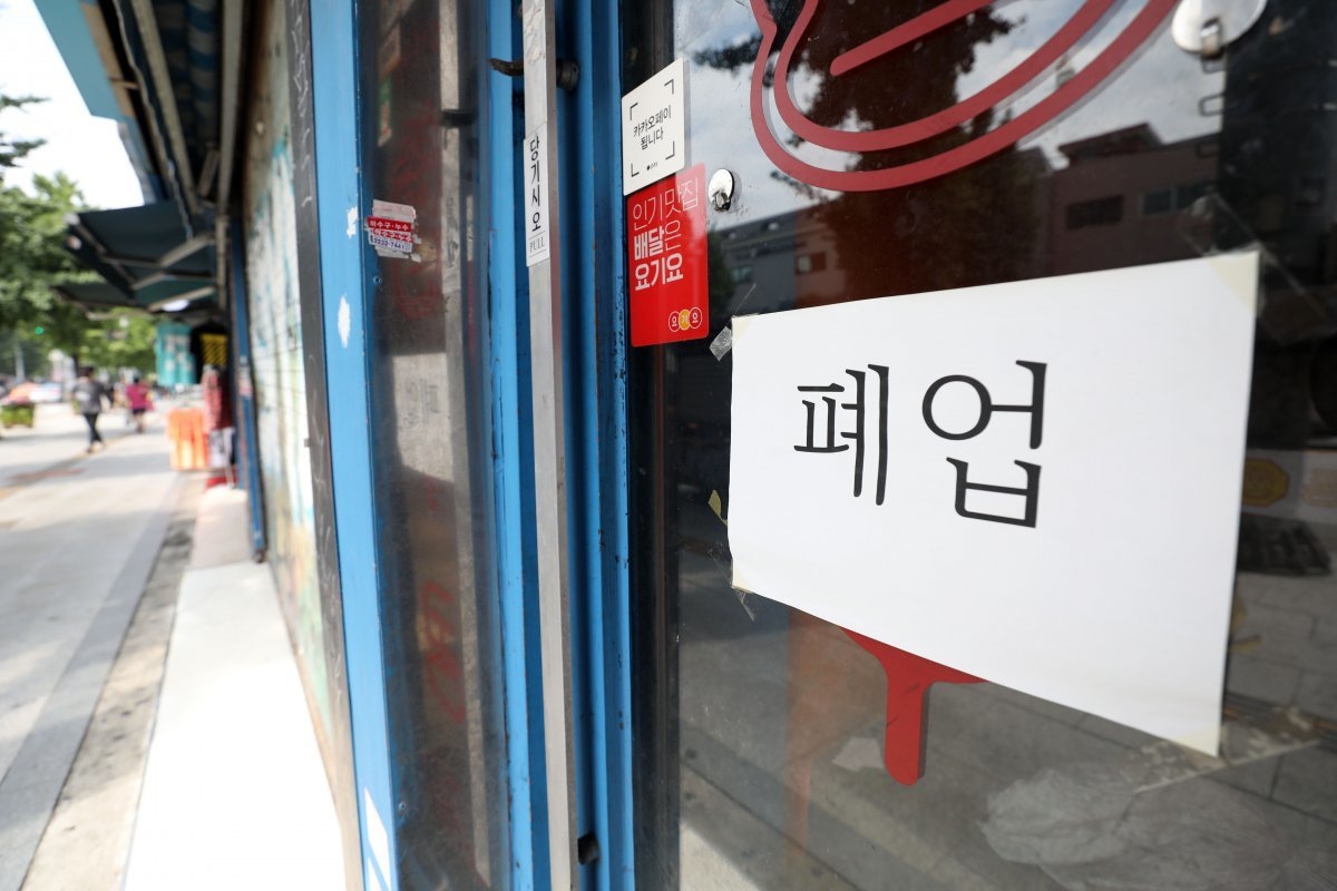 중소기업·소상공인업계가 헌법재판소의 윤 대통령 탄핵 인용과 관련 경제 위기 극복에 힘을 모아야한다고 요구했다. 사진은 최근 폐업 안내문이 걸린 한 점포 모습  [뉴시스]