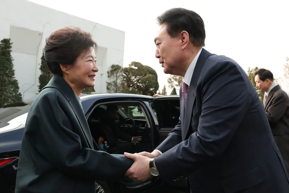 윤석열 대통령이 지난해 12월29일 관저에서 박근혜 전 대통령과 오찬을 함께한 뒤 배웅하고 있다. 대통령실 제공
