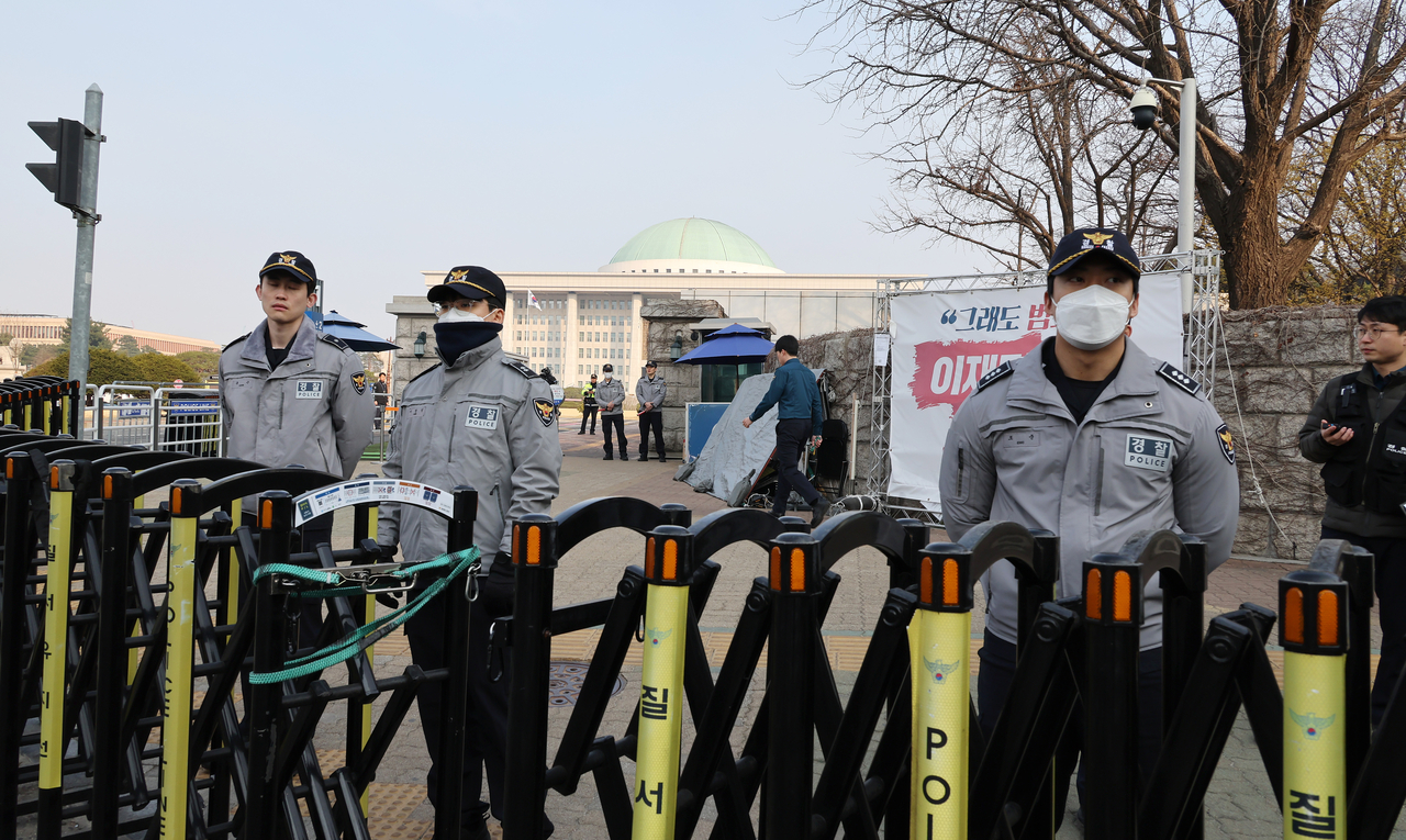 Police officers stand guard outside the National Assembly in Seoul on Friday. (Yonhap)