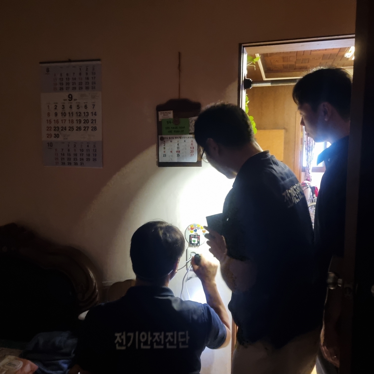 전기 안전 점검 모습. [중구 제공]