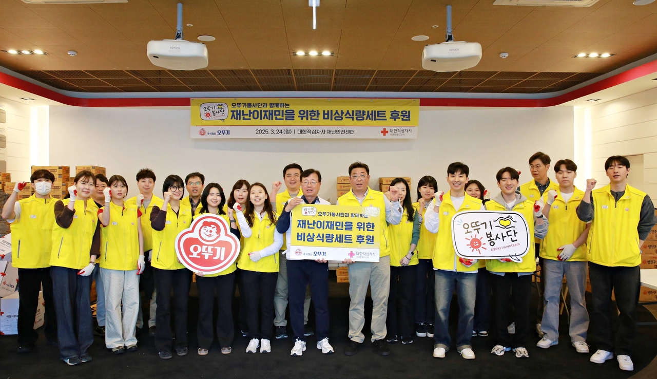 오뚜기 봉사단이 지난달 24일 서울 양천구 대한적십자사 서울특별시지사 재난안전센터에서 비상식량세트 제작 활동에 참여하고 기념사진을 촬영하고 있다. [오뚜기 제공]