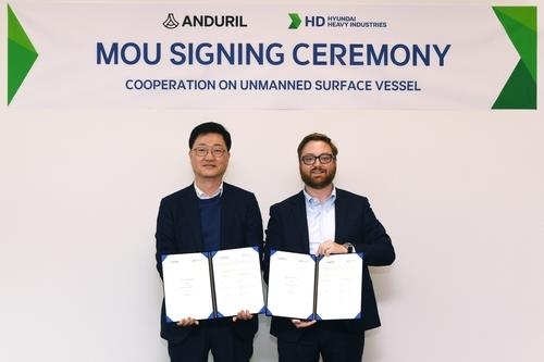 Joo Won-ho, head of the special ship division at HD Hyundai Heavy Industries Co., and Brian Schimpf, co-founder and CEO of Anduril Industries, at a recent MOU signing ceremony between the companies' cooperation. (HD Hyundai Co.)