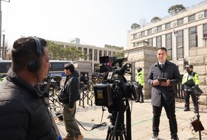 Foreign residents, global watchers hail S. Korea’s 'democracy in action'