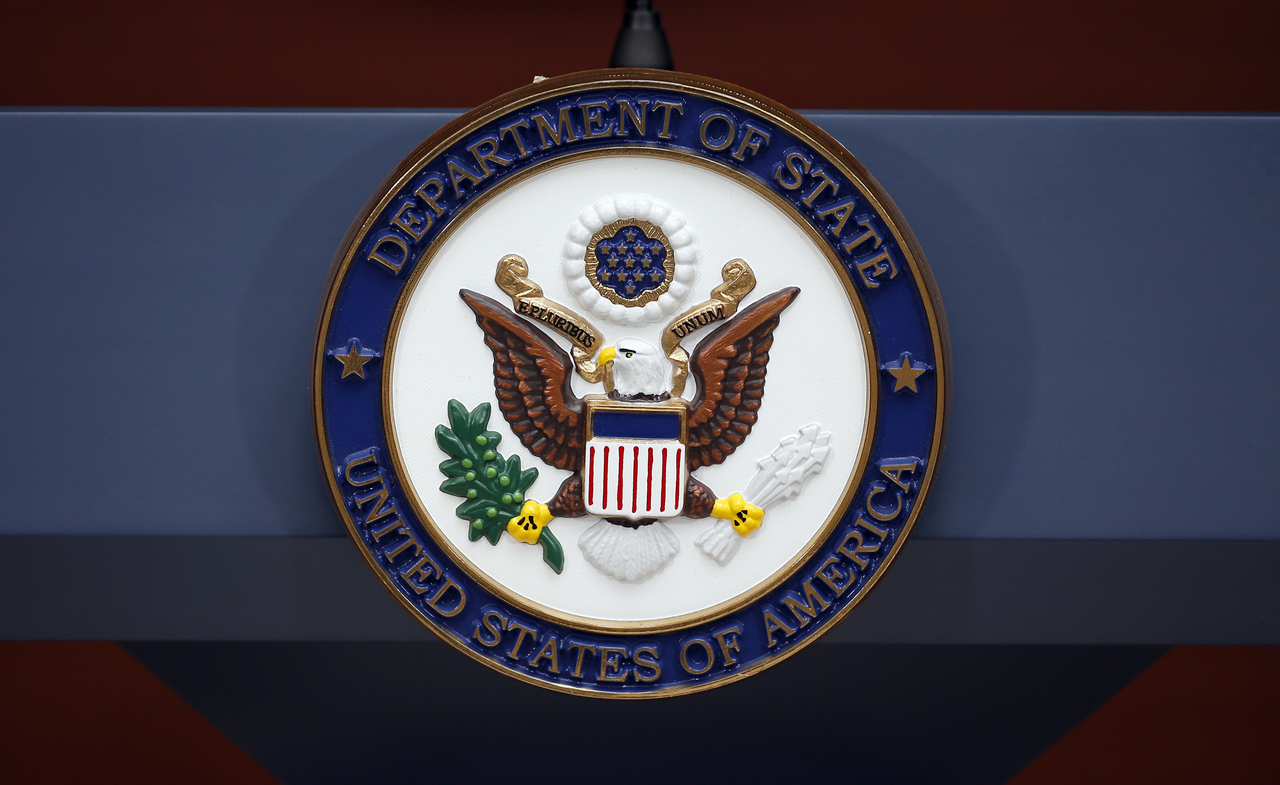 The seal of the State Department is seen at the Washington Passport Agency in Washington in this July 12, 2016 file photo. (AP-Yonhap)
