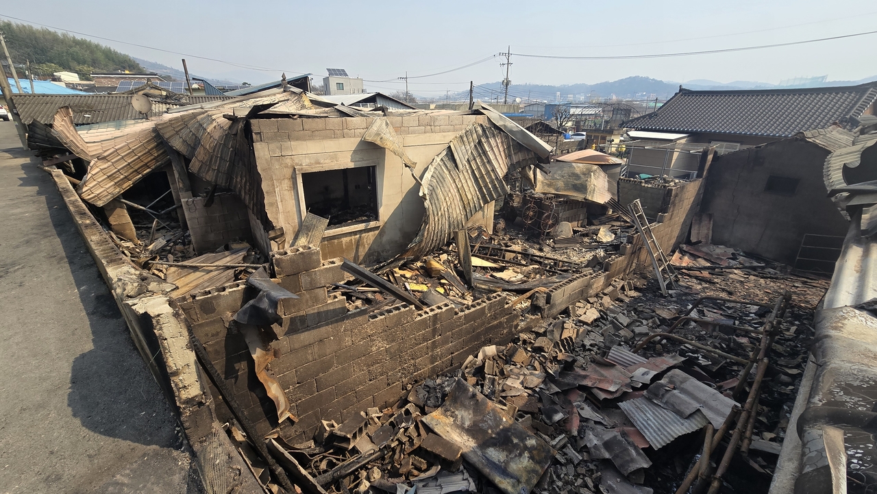 지난달 25일 울산 울주군 언양읍 대송리 화장산에서 발화한 불이 인근 신화마을을 덮치는 바람에 평생을 살아온 주민이 하루아침에 삶터를 잃었다. [울산광역시 제공]