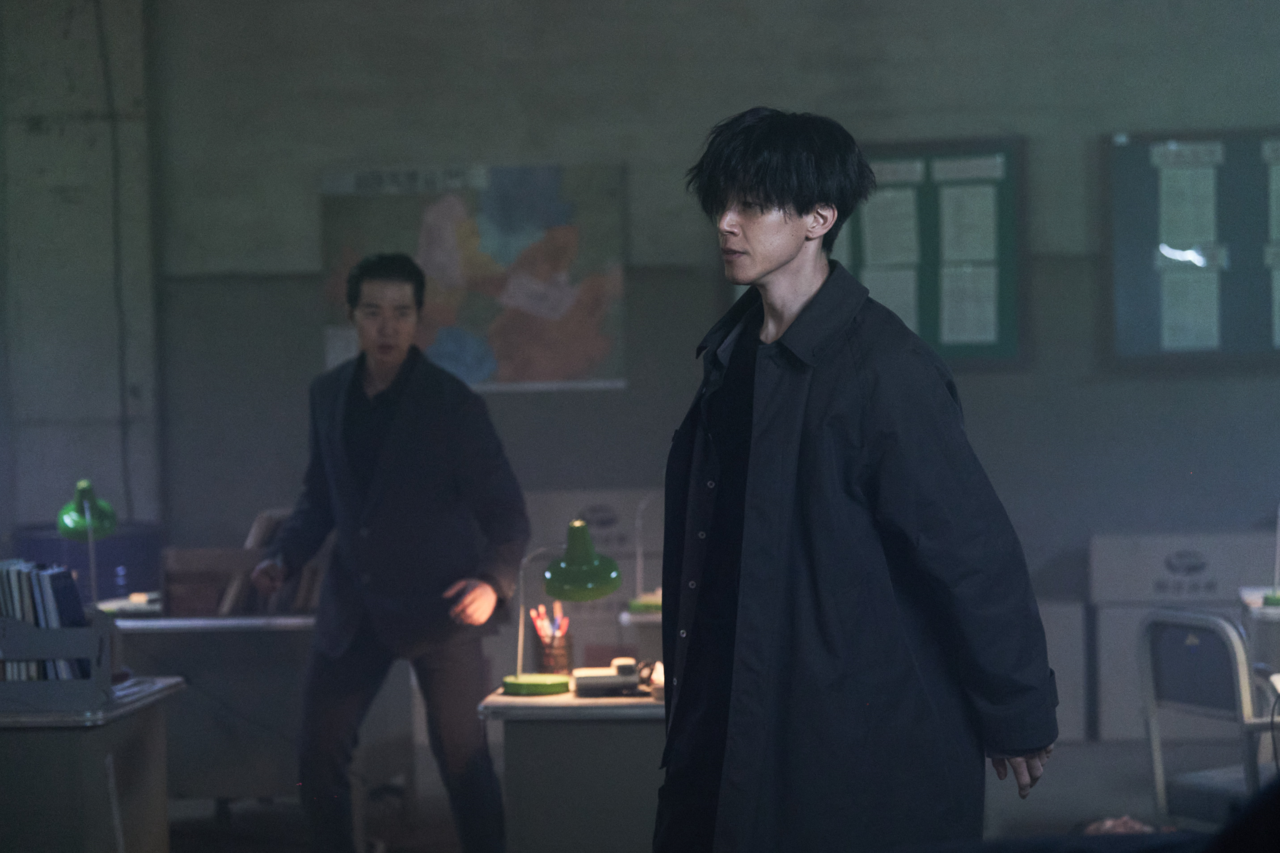 소녀를 ‘손톱’으로, 이어 ‘조각’으로 인도하는 남자 ‘류’는 배우 김무열이 연기한다.[NEW 제공]