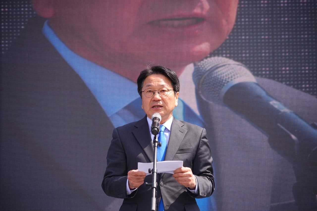 강기정 광주광역시장이 4일 헌법재판소가 윤석열 대통령의 파면을 선고한 직후 5·18민주광장에서 “가장 위헌적인 내란 세력을 가장 민주적인 방법으로 막아냈다”며 ‘광주 시민께 드리는 감사의 글’을 발표했다.