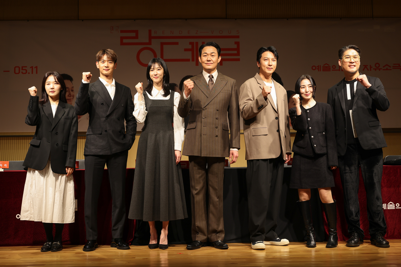From left, actors Kim Ha-ri, Choi Min-ho, Lee Soo-kyung, Park Sung-woong, Park Gun-hyung, Beom Do-ha and director Yossef K. Junghan pose for a group photo during a press conference for "Rendezvous" held at the Seoul Arts Center on Tuesday. (Seoul Arts Center)