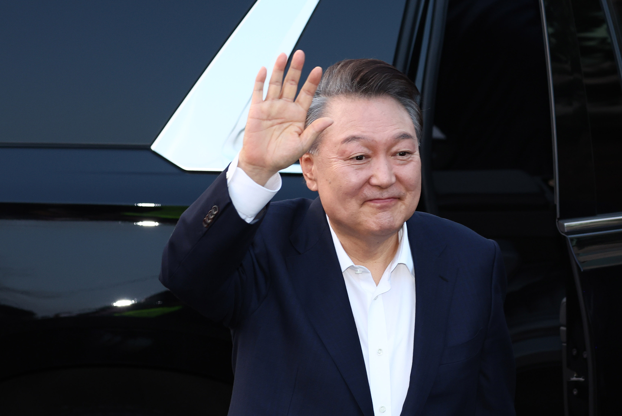 On March 8, President Yoon Suk Yeol is released after 52 days in custody due to a procedural error in his indictment. Outside his residence in Hannam-dong, Seoul, he gestures to supporters and vows to “restore the rule of law.” (Yonhap)