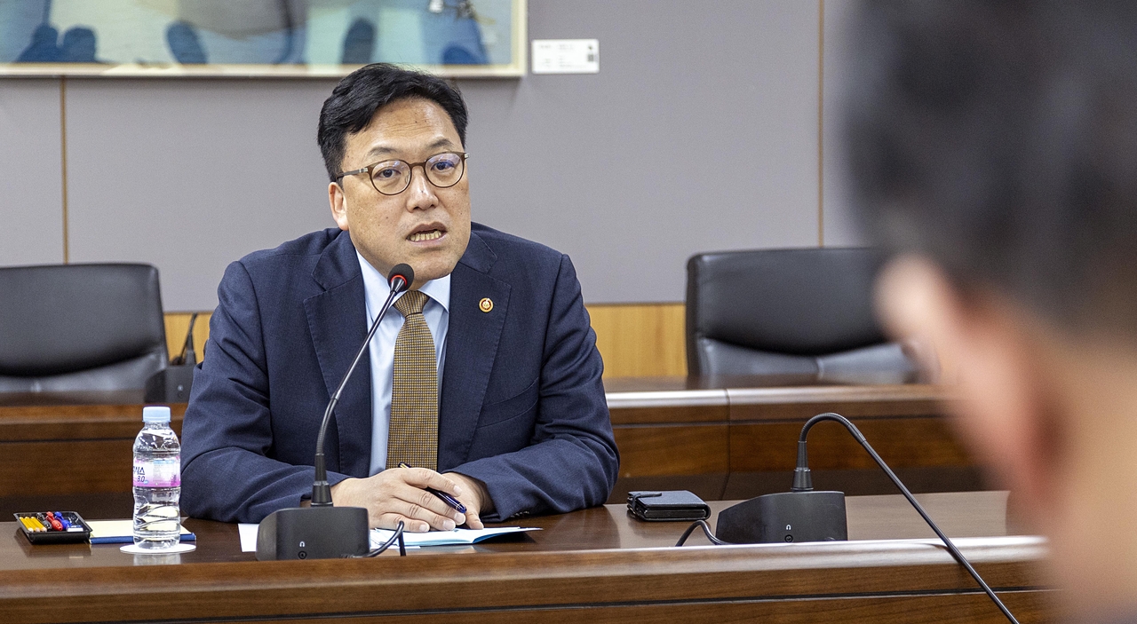 김병환 금융위원장이 긴급 간부회의에서 발언하고 있다. [금융위원회 제공]
