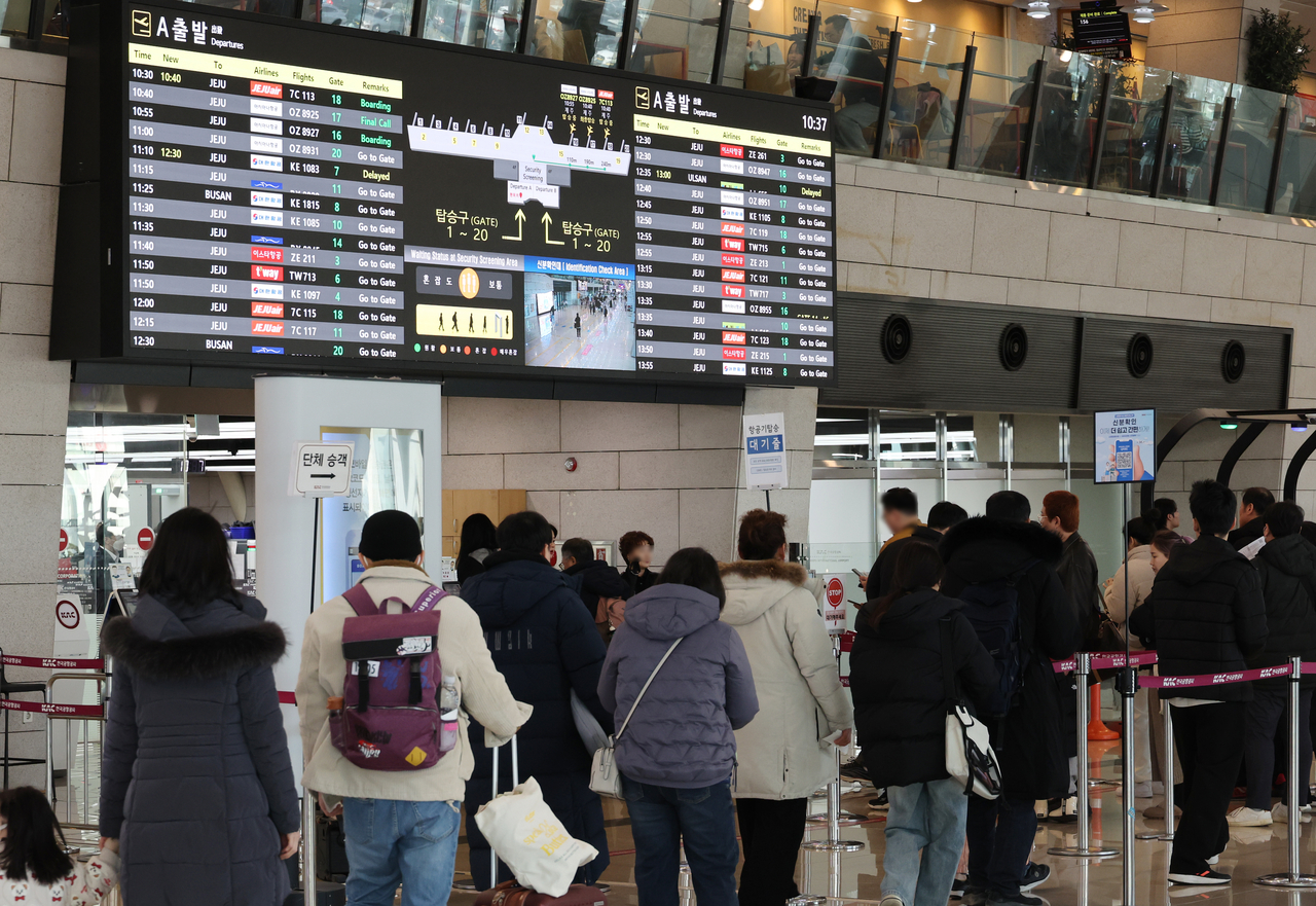 서울 강서구 김포공항 국제선 청사가 여행객으로 붐비고 있다.  [연합]