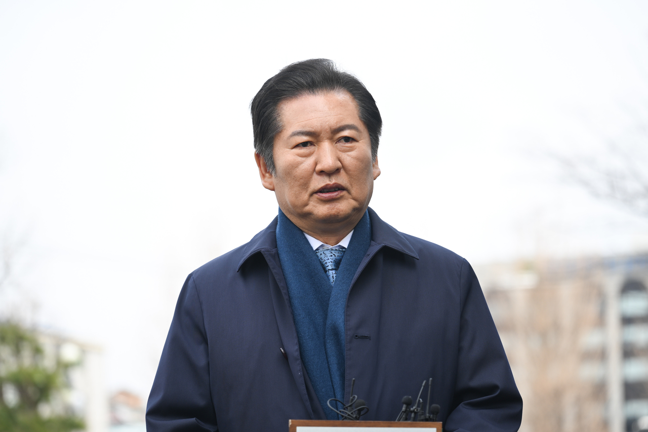 정청래 국회 법제사법위원장(더불어민주당 의원.) 사진은 정 위원장이 지난 18일 서울 종로구 헌법재판소에서 열린 박성재 법무부 장관 탄핵심판 첫 변론에 출석, 취재진 질문에 답하는 모습. [연합]