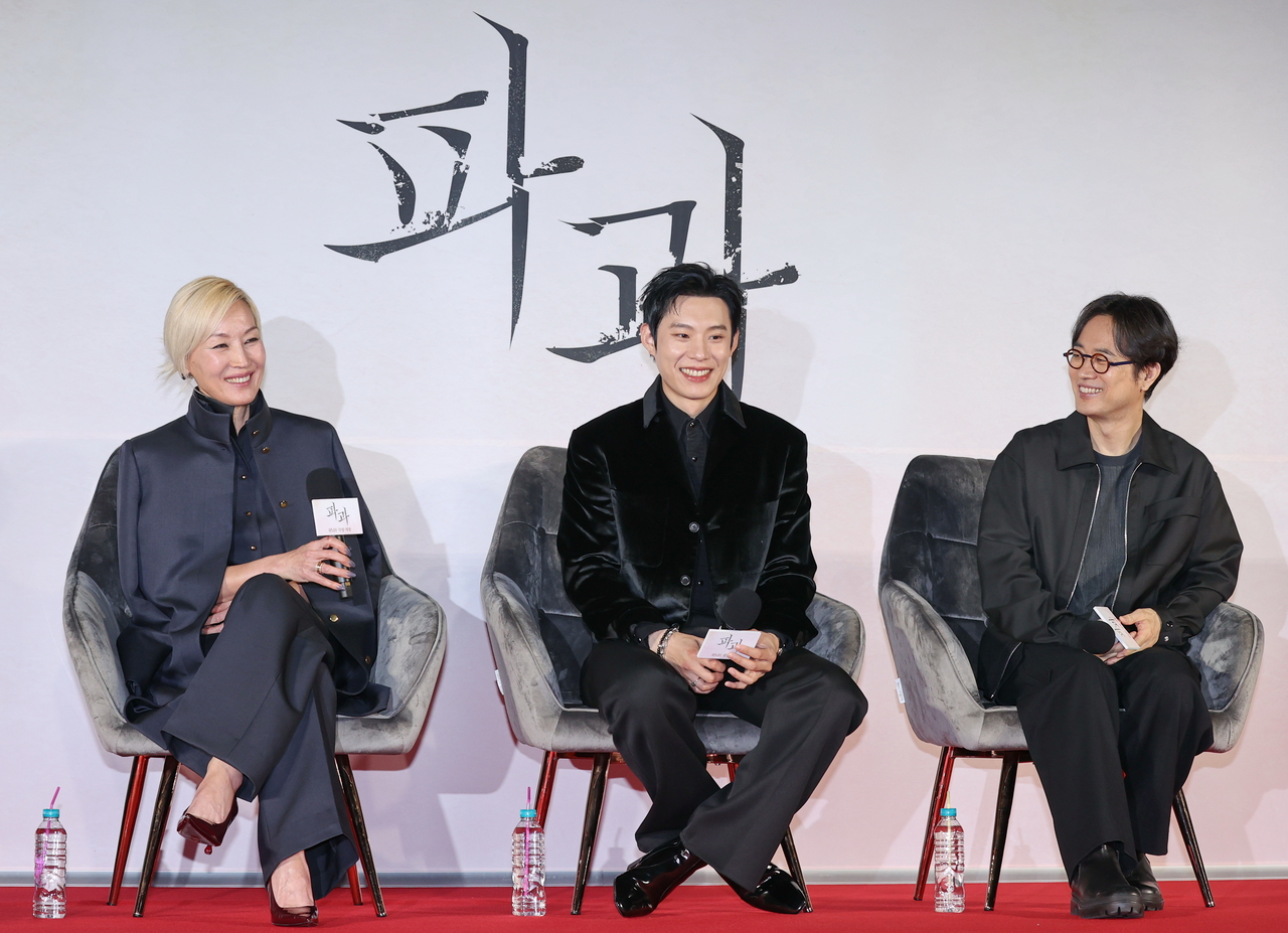지난달 27일 서울 광진구 롯데시네마 건대입구점에서 열린 영화 ‘파과’ 제작보고회에서 주연을 맡은 배우 이혜영(왼쪽부터), 김성철, 민규동 감독이 참석한 모습.