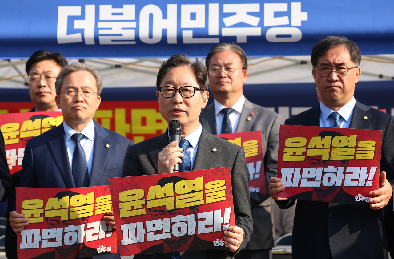 박범계(앞줄 가운데) 더불어민주당 의원. 사진은 3일 민주당 의원들이 3일 서울 종로구 광화문 앞 텐트 농성장에서 윤석열 대통령 파면 촉구 기자회견을 하는 모습. [연합]