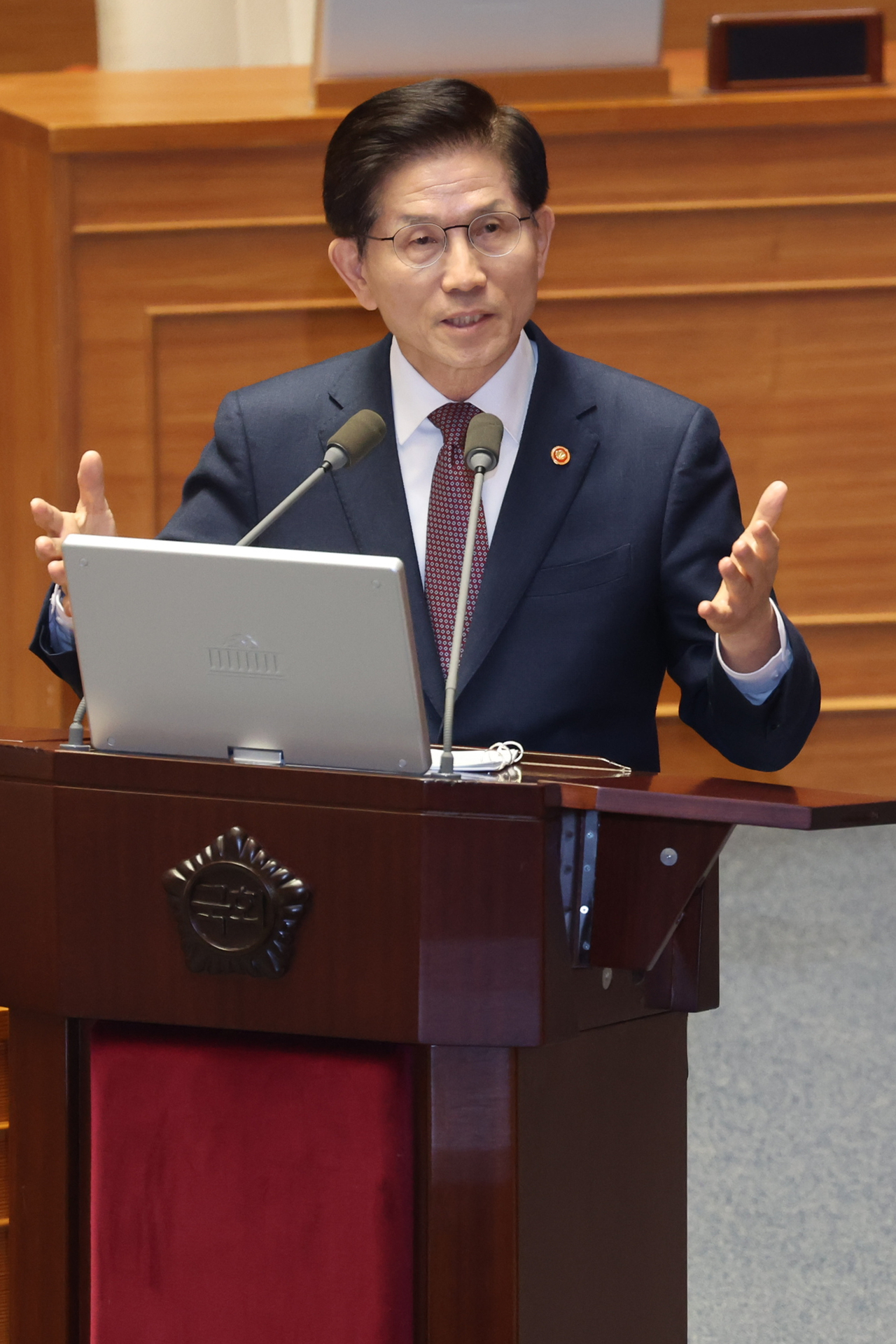 김문수 고용노동부 장관이 지난 3일 국회 본회의에서 진행된 긴급현안질문‘에서 더불어민주당 한정애 의원의 심우정 검찰총장 자녀 외교부 채용 특혜 의혹 관련 질문에 답하고 있다. [연합]