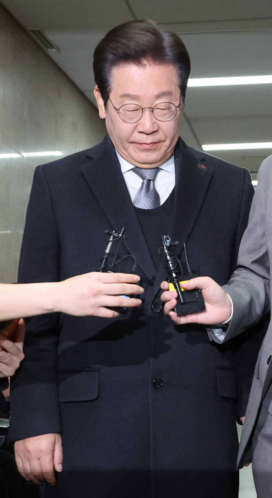 이재명 더불어민주당 대표가 윤석열 대통령 탄핵심판 선고일인 4일 서울 여의도 국회로 출근하고 있다.[연합]