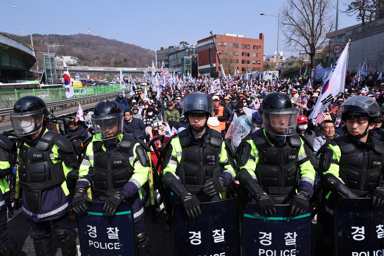 윤석열 대통령의 탄핵심판 선고기일인 4일 서울 용산구 한남동 대통령 관저 인근에서 열린 대한민국바로세우기국민운동본부 탄핵반대 집회에서 보호장구를 착용한 경찰들이 경계근무를 서고 있다. [연합]