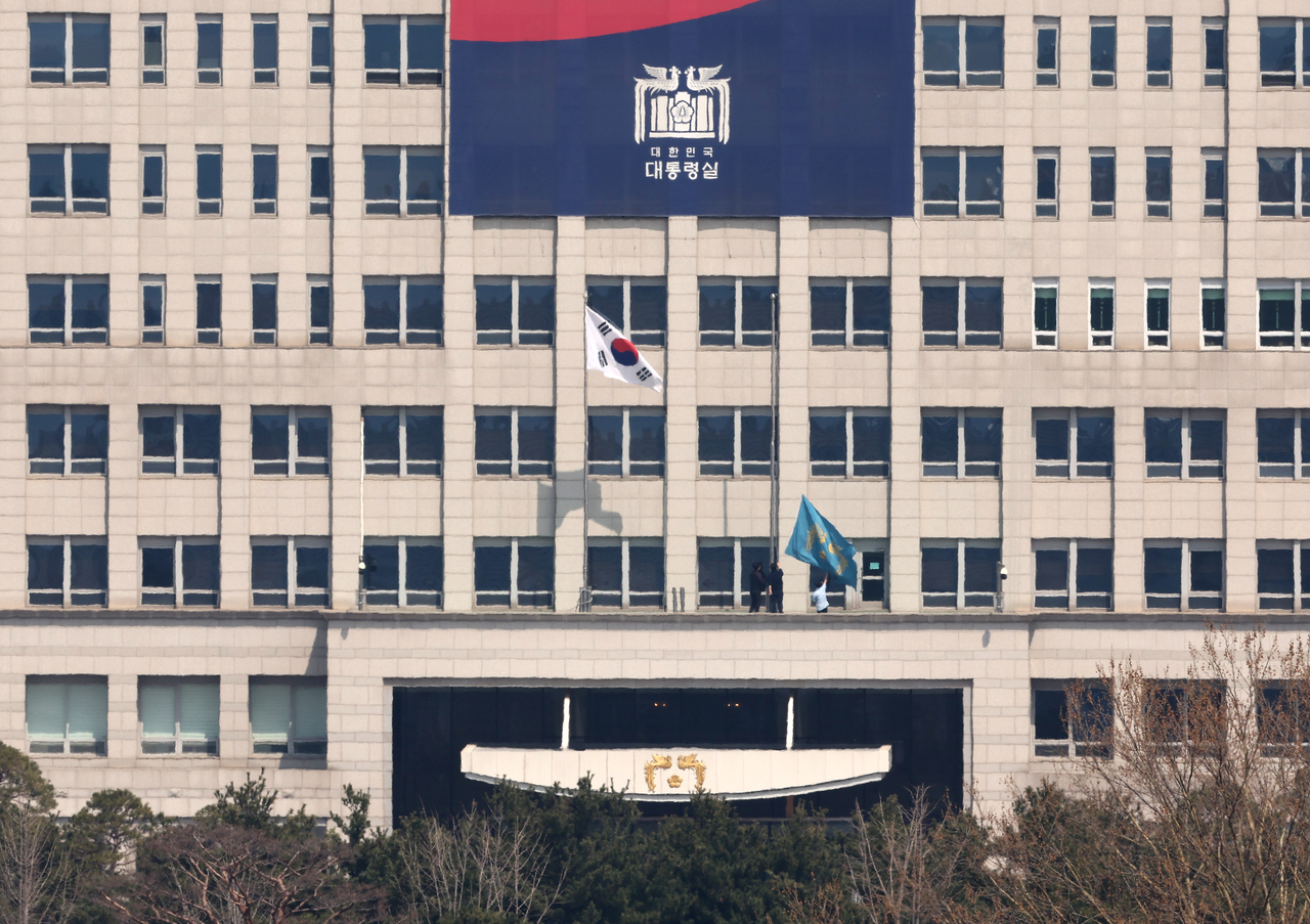 헌법재판소가 윤석열 전 대통령 파면을 선고한 4일 서울 용산구 대통령실에서 관계자들이 봉황기를 내리고 있다. [연합]