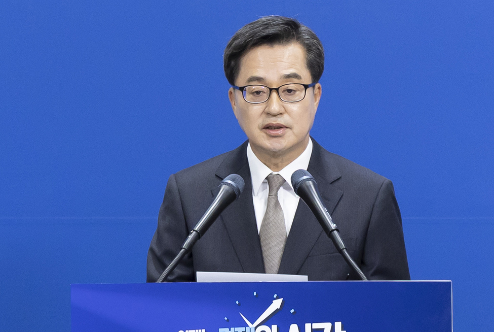 김동연 경기도지사가 4일 경기도 수원시 경기도청에서 윤석열 대통령 탄핵심판 선고 관련 입장을 발표하고 있다. [경기도 제공]