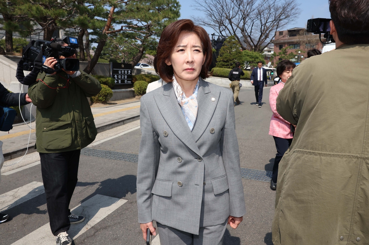 윤석열 대통령의 탄핵심판 선고일인 4일 서울 종로구 헌법재판소에서 재판관 만장일치 의견으로 국회의 탄핵소추의결이 인용되자 나경원 국민의힘 의원이 헌재를 나서고 있다. 2025.4.4 [사진공동취재단]