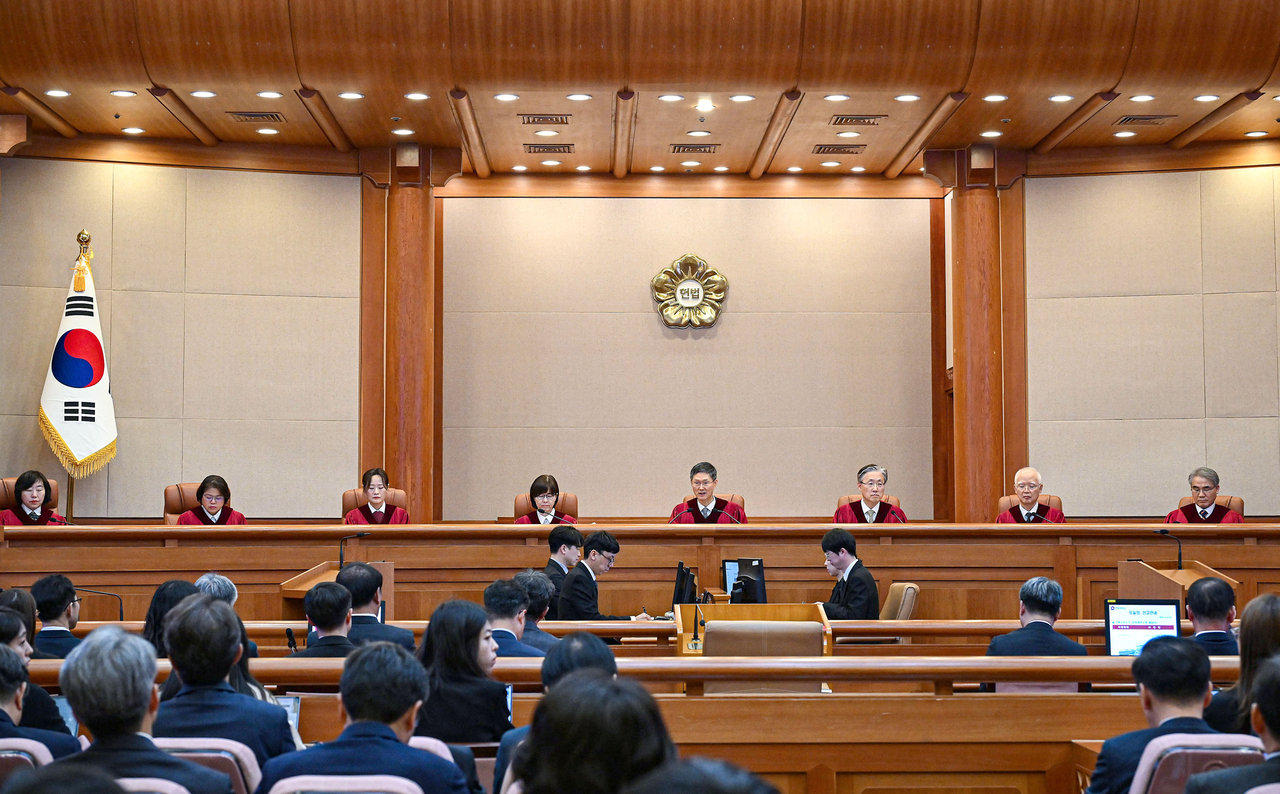 문형배 헌법재판소장 권한대행을 비롯한 헌법재판관들이 4일 서울 종로구 헌법재판소 대심판정에서 열린 윤석열 대통령 탄핵심판 선고를 위해 자리에 착석해 있다. 왼쪽부터 정계선, 김복형, 정정미, 이미선, 문형배, 김형두, 정형식, 조한창 헌재 재판관. [사진공동취재단] [연합]