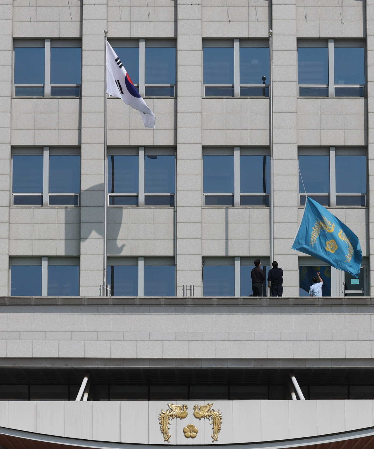 The presidential flag is lowered at the presidential office in Yongsan, central Seoul, after the Constitutional Court ruled unanimously to uphold his impeachment on Friday. (Yonhap)
