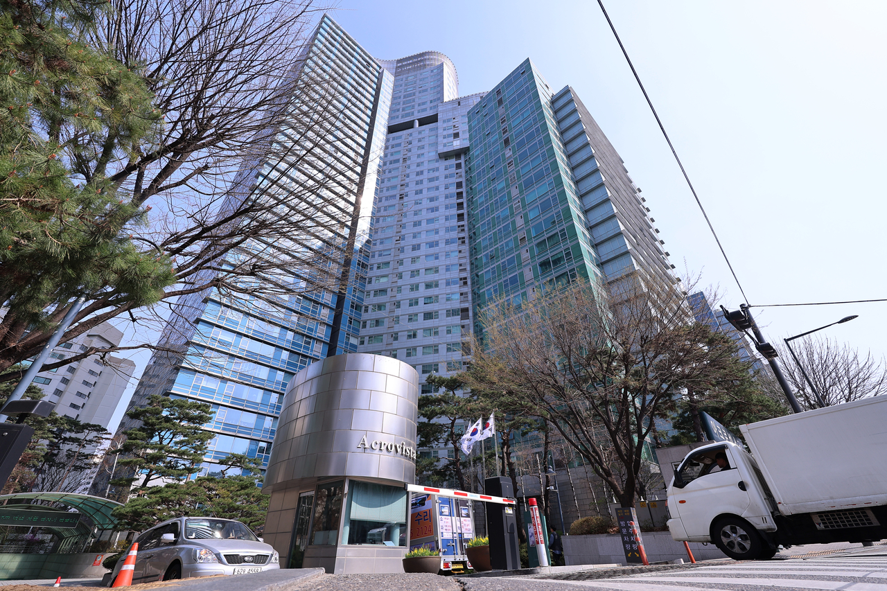 헌법재판소가 윤석열 전 대통령의 파면을 선고한 4일 윤 전 대통령의 사저가 있는 서울 서초구 아크로비스타의 모습. 윤 전 대통령 부부는 용산구 한남동 관저를 떠나 자택인 아크로비스타로 돌아갈 것으로 예상된다. [연합]