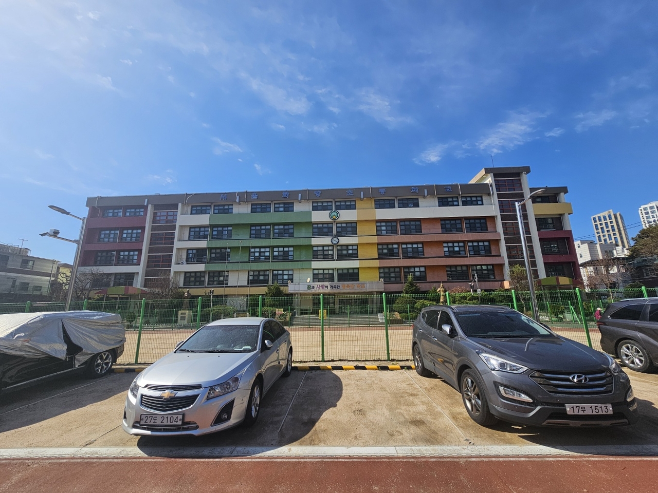 Cars parked on the school playground (Choi Jae-hee / The Korea Herald)