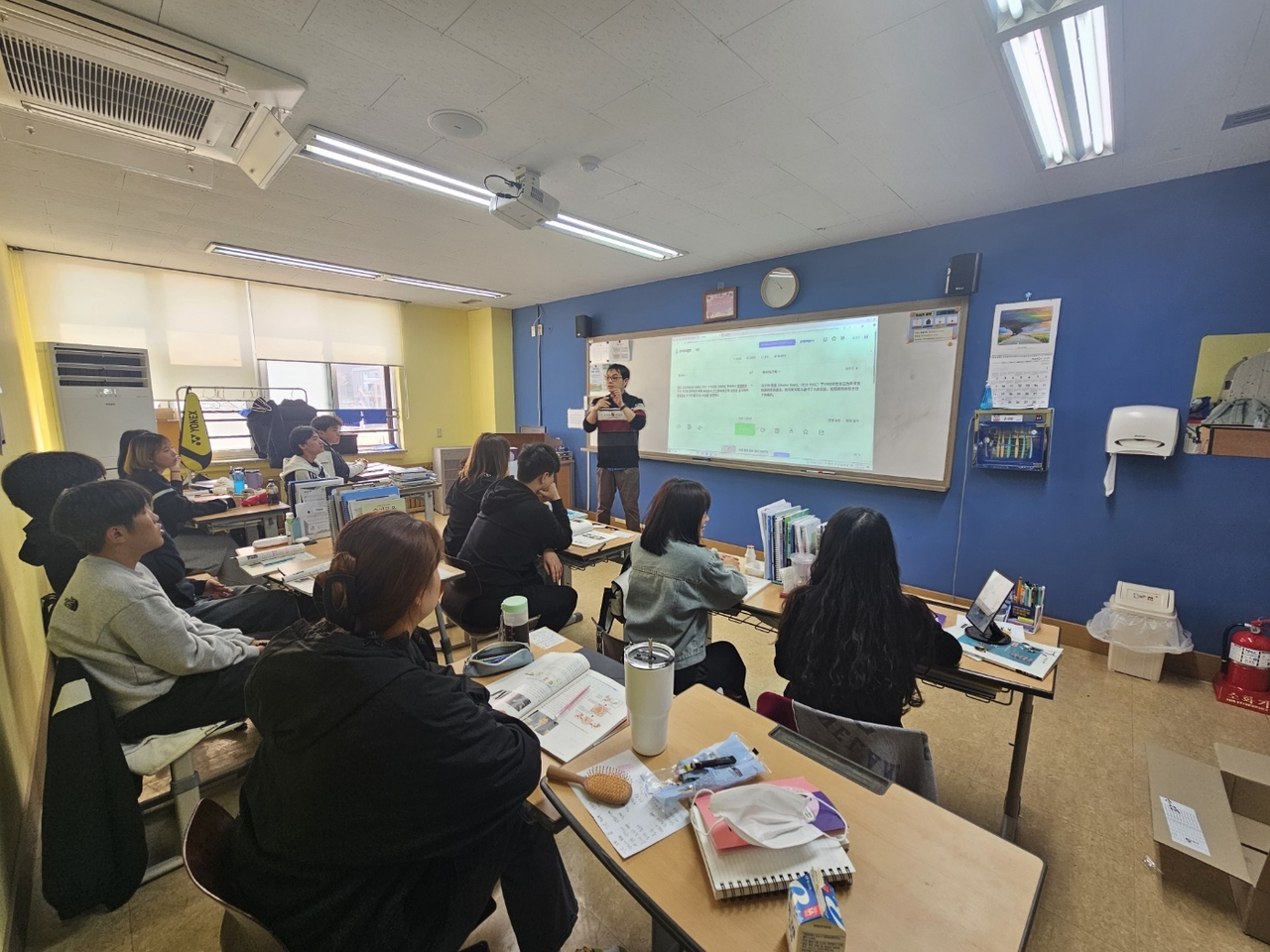 Students attend a lecture on international relations at Yeomyung School on April 2. (Choi Jae-hee / The Korea Herald)