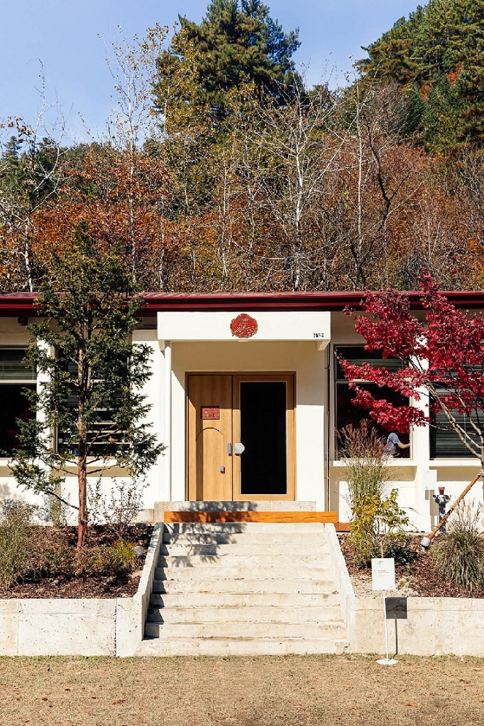 Cafe Owal School in Chuncheon, Gangwon Province, repurposed from a closed branch school (Cafe Owal School)