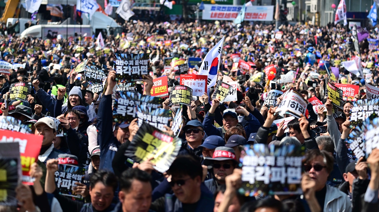 지난 4일 오전 서울 종로구 지하철 3호선 안국역 인근에서 열린 윤석열 전 대통령 탄핵 찬성 집회에 모인 시민들이 헌법재판소의 탄핵 인용 결정에 대해 환호하고 있다. 이날 선고는 작년 12월 14일 윤 대통령이 탄핵소추된 때로부터 111일 만, 2월 25일 변론을 종결하고 재판관 평의에 돌입한 때로부터는 38일 만이다. 이상섭 기자
