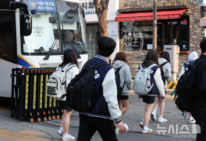 윤석열 대통령 탄핵 심판 선고를 이틀 앞둔 2일 오전 서울 종로구 헌법재판소 인근 학교 재학생들이 등교를 하고 있다. [뉴시스]