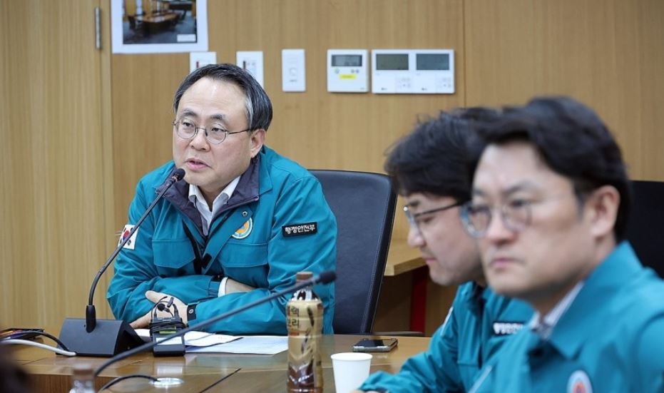 고기동 중앙재난안전대책본부장(행안부장관 직무대행)이 27일 오후 경북도청 회의실에서 산불피해지역 부단체장 긴급 영상회의를 주재하고 있다. [행정안전부 제공]