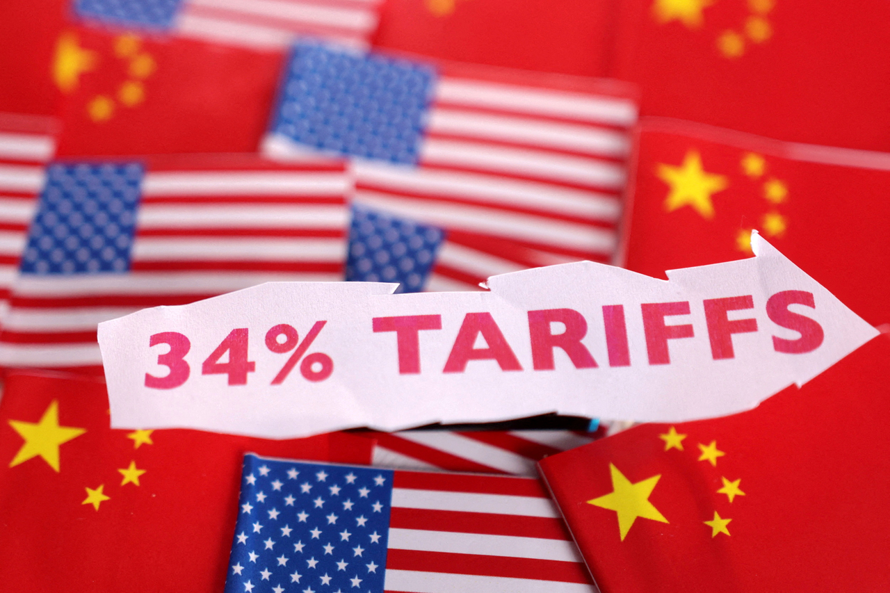 US and Chinese flags and a label with the word "34% Tariffs" are seen in this illustration taken, April 4, 2025. (Reuters-Yonhap)