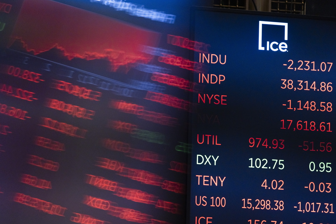 A screen showing the Dow Jones Industrial Average at the end of the trading day on the floor of the New York Stock Exchange in New York, New York, USA, on April 4, 2025. (EPA via Yonhap)