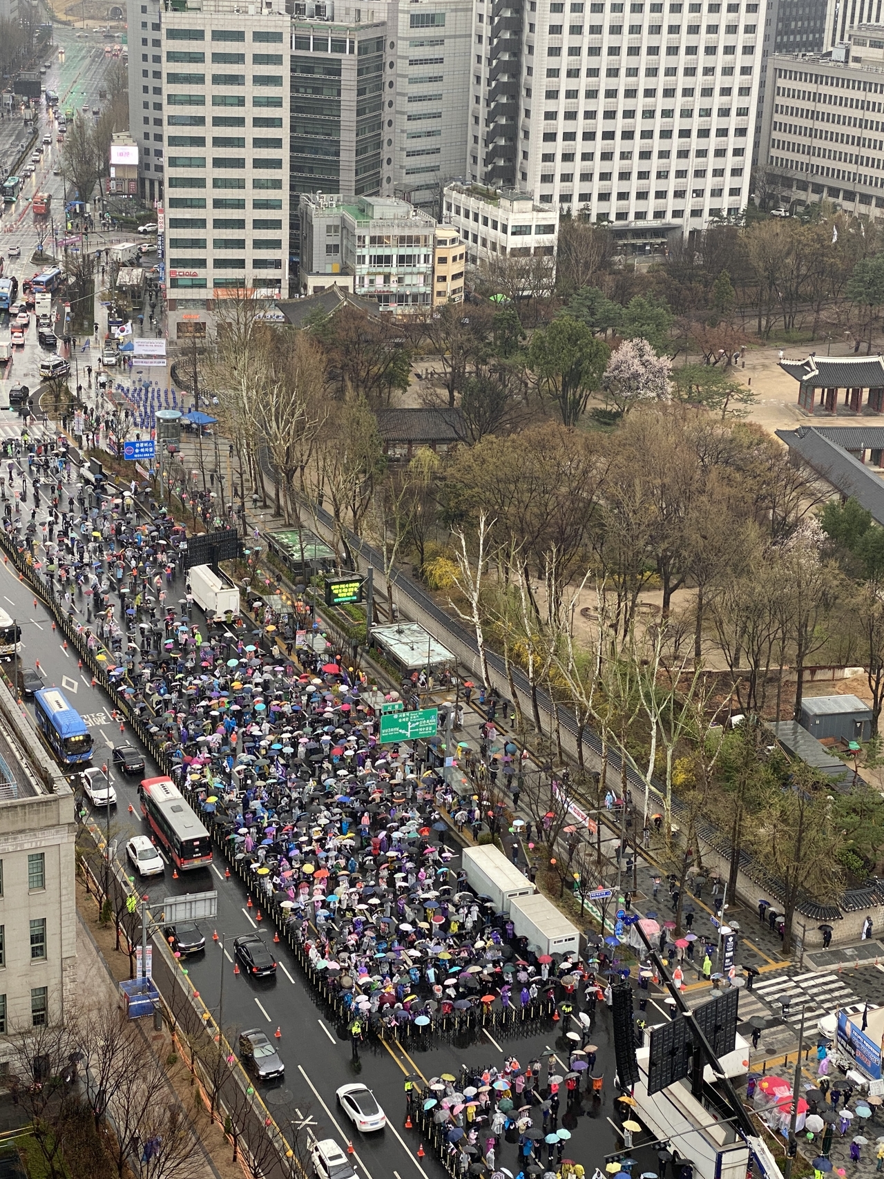 A rally calling for former President Yoon Suk Yeol's return to office takes place amid rain near Gwanghwamun Square in Seoul around 1 p.m. (Hwang Joo-young/The Korea Herald)