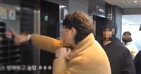 해당 사진은 기사 본문과 관계없습니다. 서울서부지방법원 난동 당시 경찰과 취재진을 위협했다는 혐의로 경찰 조사를 받은 극우 유튜버. [유튜브 캡처]